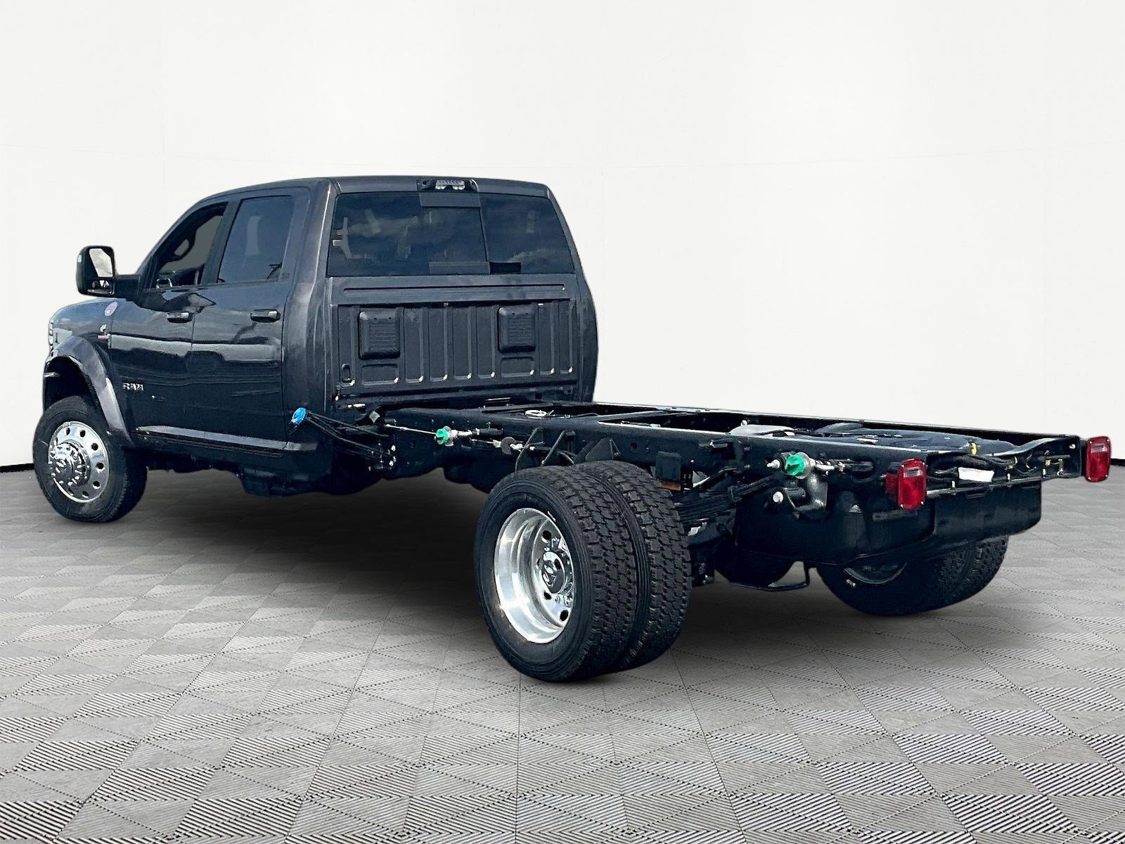 New 2026 RAM 4500 4x4 Crew Cab DRW w/ Laramie Trim Package image 3