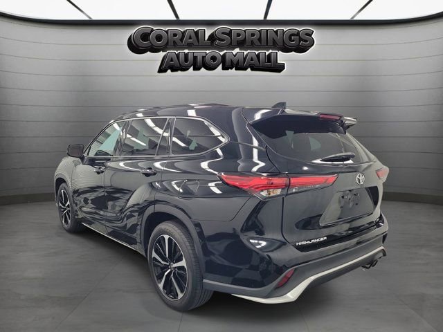 Used 2022 Toyota Highlander XSE FWD image 4