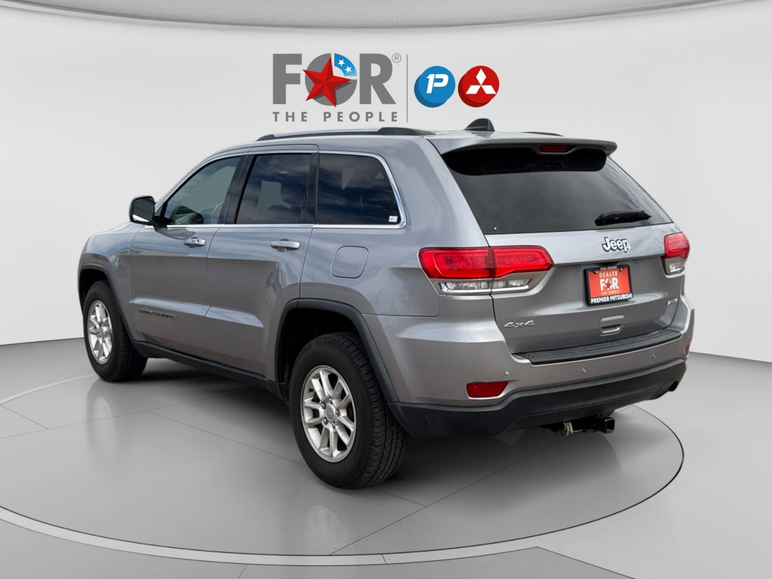 Used 2019 Jeep Grand Cherokee Laredo AWD/4WD image 3
