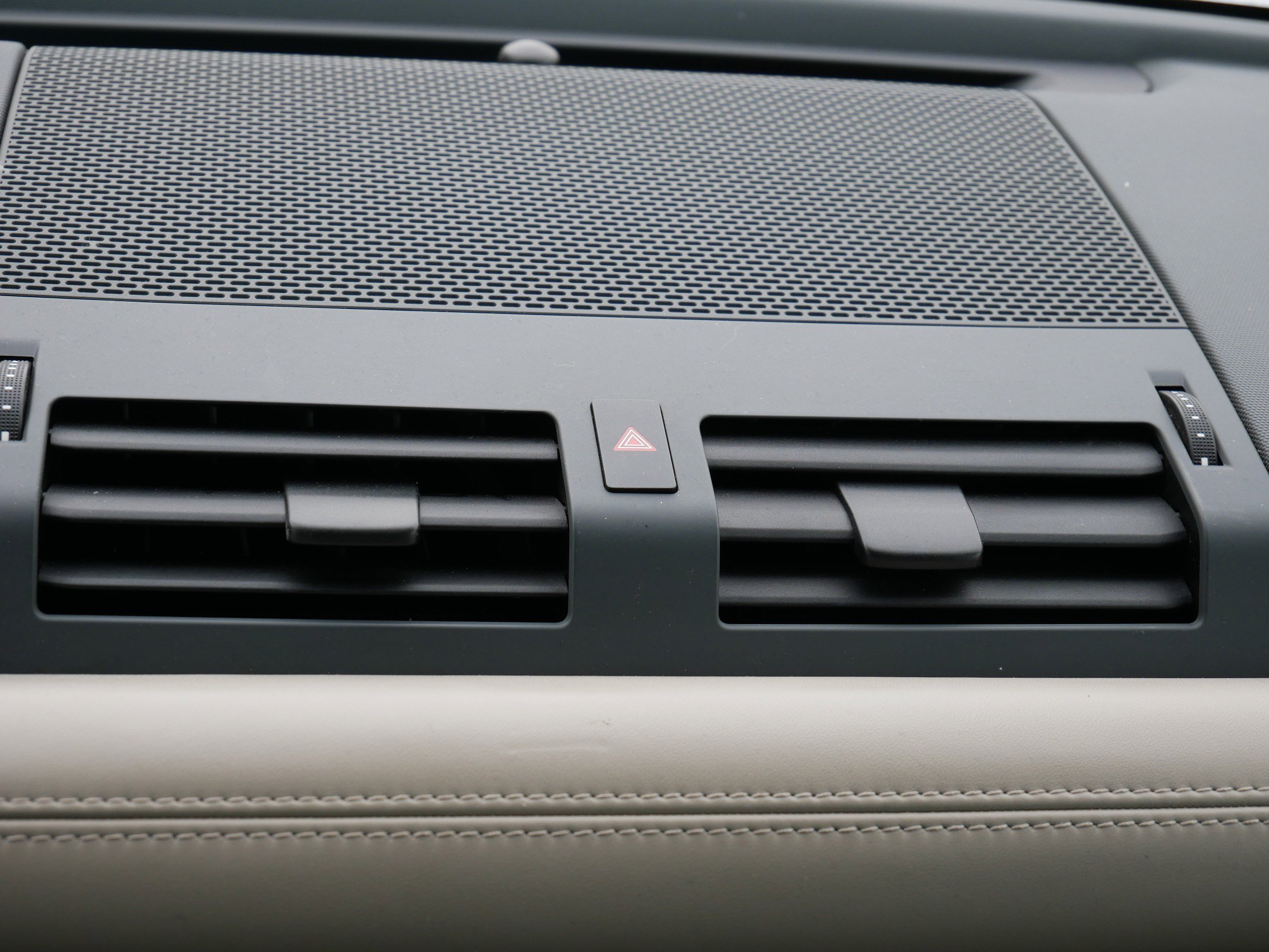 Used 2020 Land Rover Defender 110 image 31