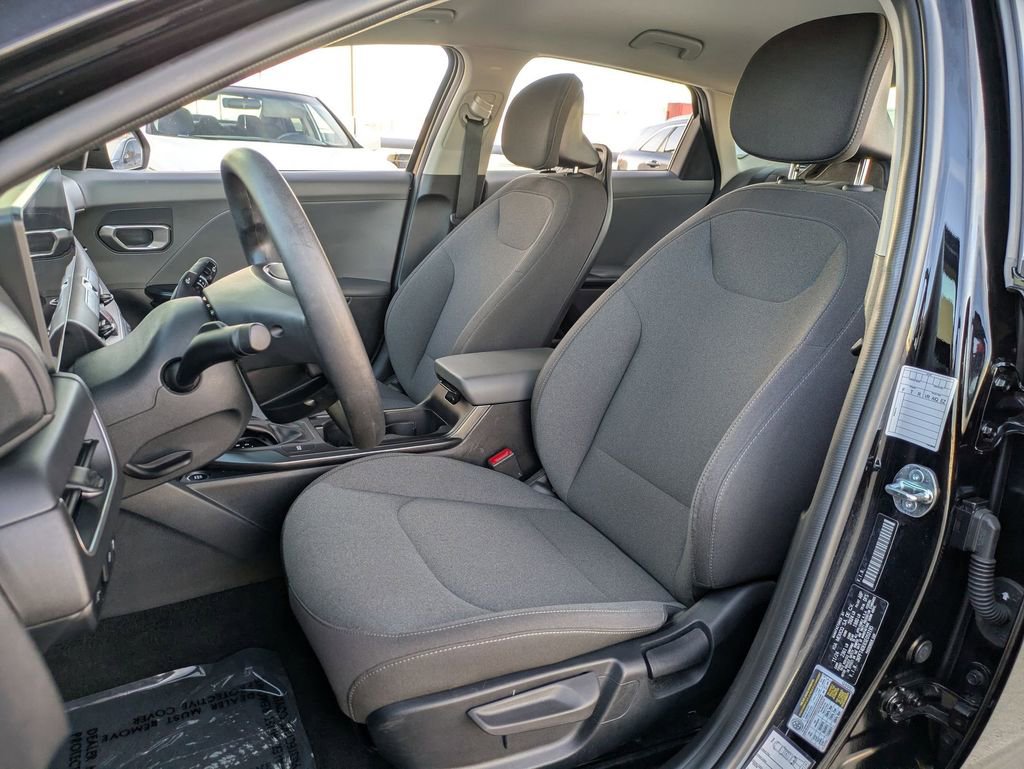 Used 2025 Kia K4 LXS image 23