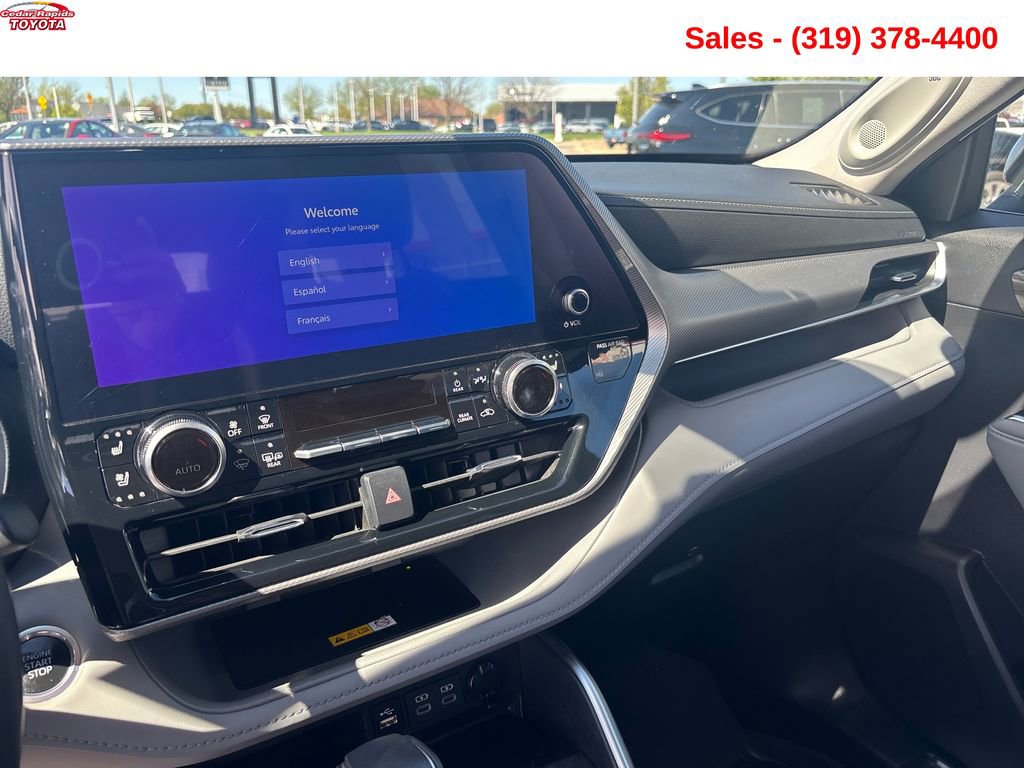 Used 2024 Toyota Highlander Platinum AWD/4WD image 17