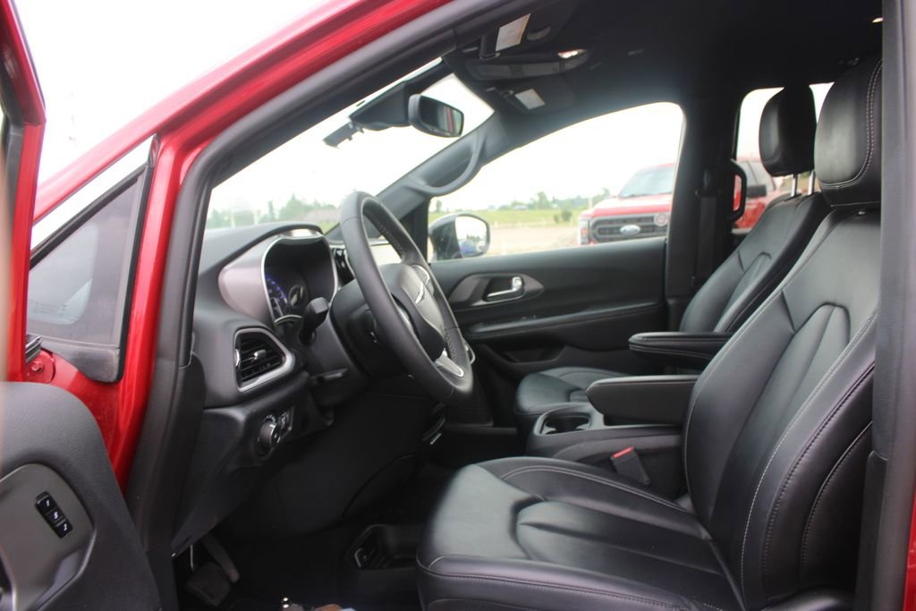 Used 2025 Chrysler Pacifica Select FWD image 17
