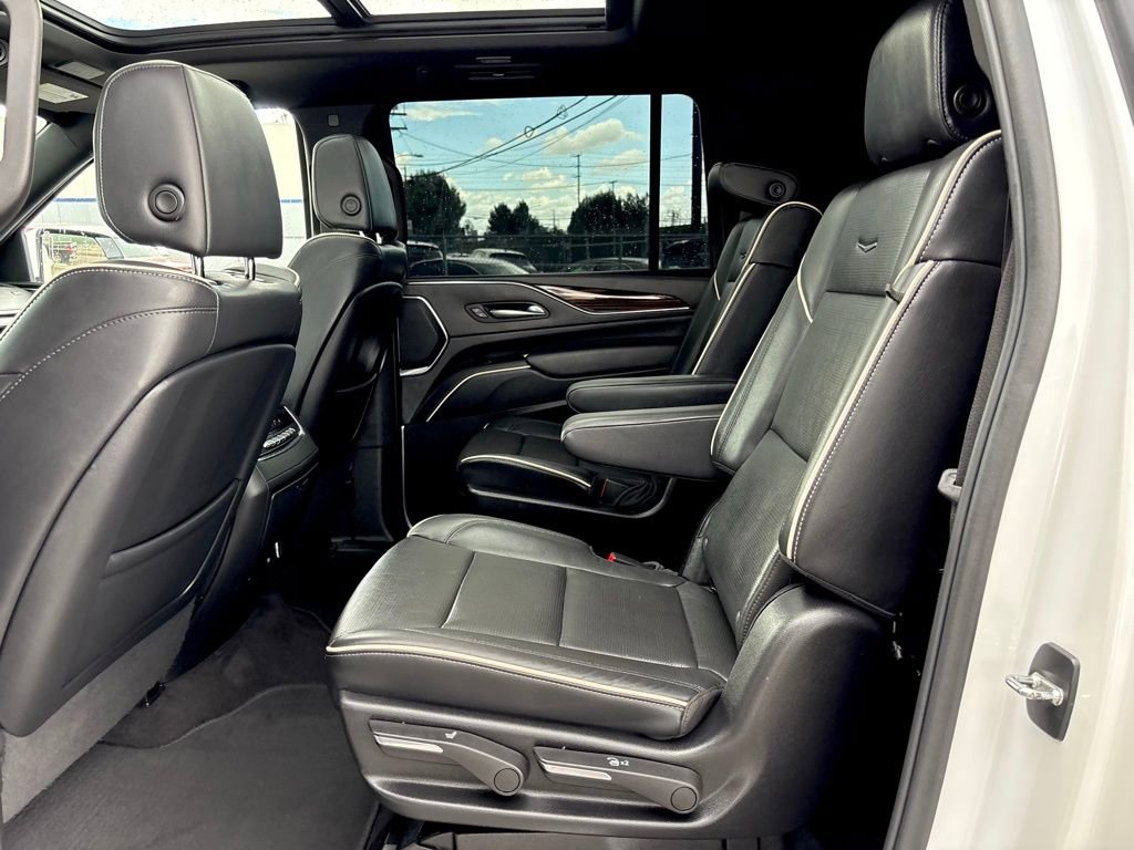 Used 2024 Cadillac Escalade ESV Premium Luxury AWD/4WD image 14