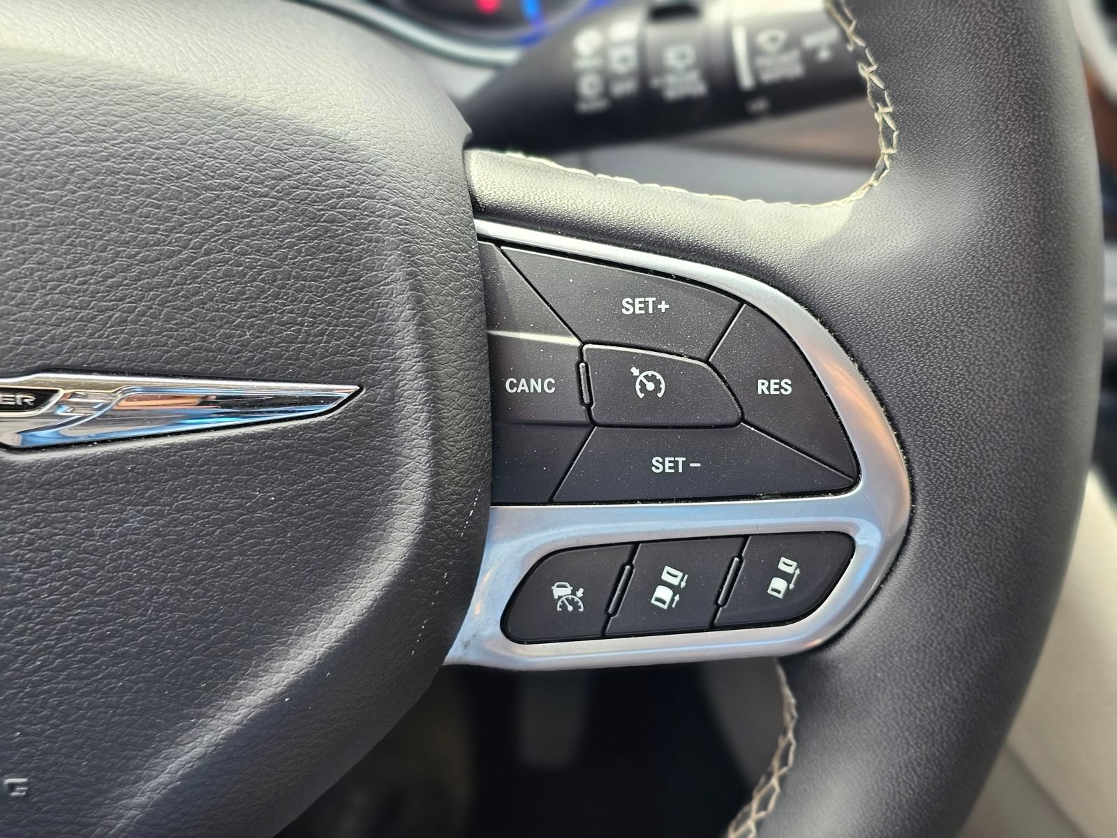 Used 2024 Chrysler Pacifica Limited FWD image 18