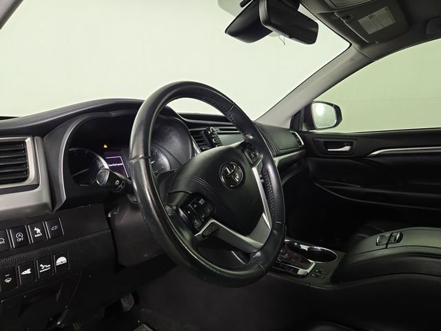 Used 2019 Toyota Highlander SE image 14