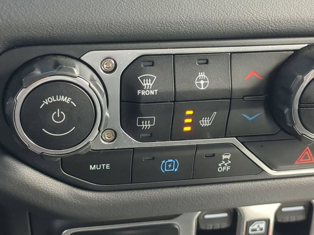 Used 2025 Jeep Wrangler Unlimited Sahara AWD/4WD image 22