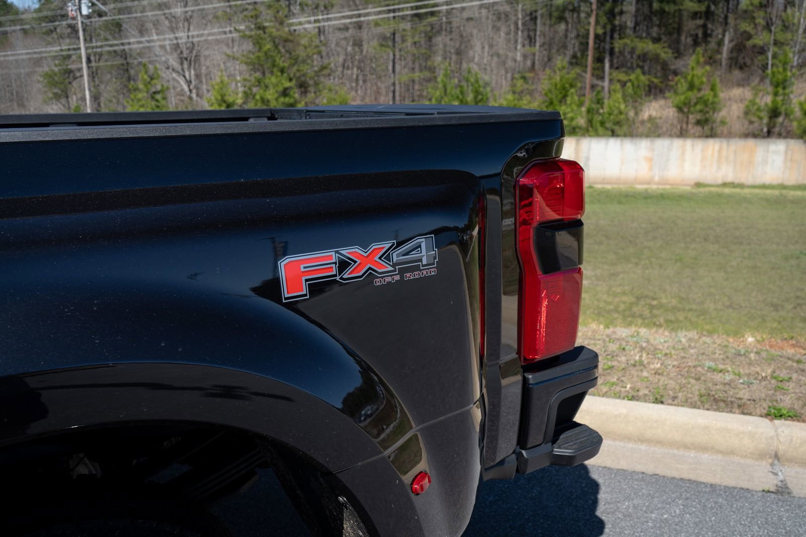 Used 2025 Ford F450 Platinum w/ FX4 Off-Road Package image 17