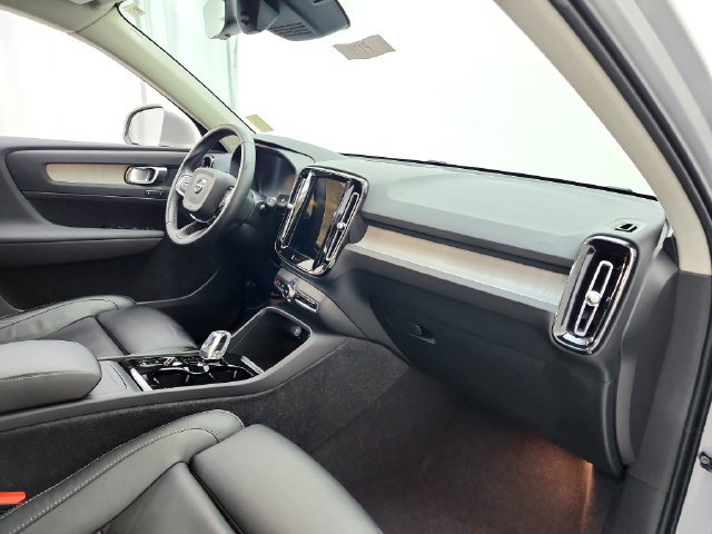 Certified 2023 Volvo XC40 B5 Plus w/ Protection Package Premier AWD/4WD image 17