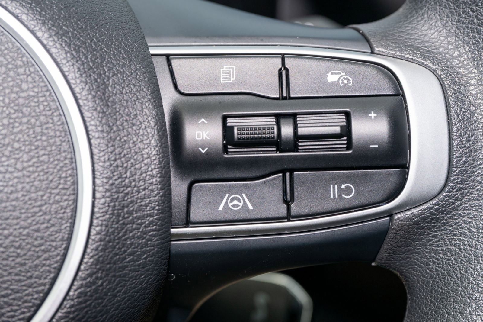 Used 2025 Kia Sportage LX FWD image 29