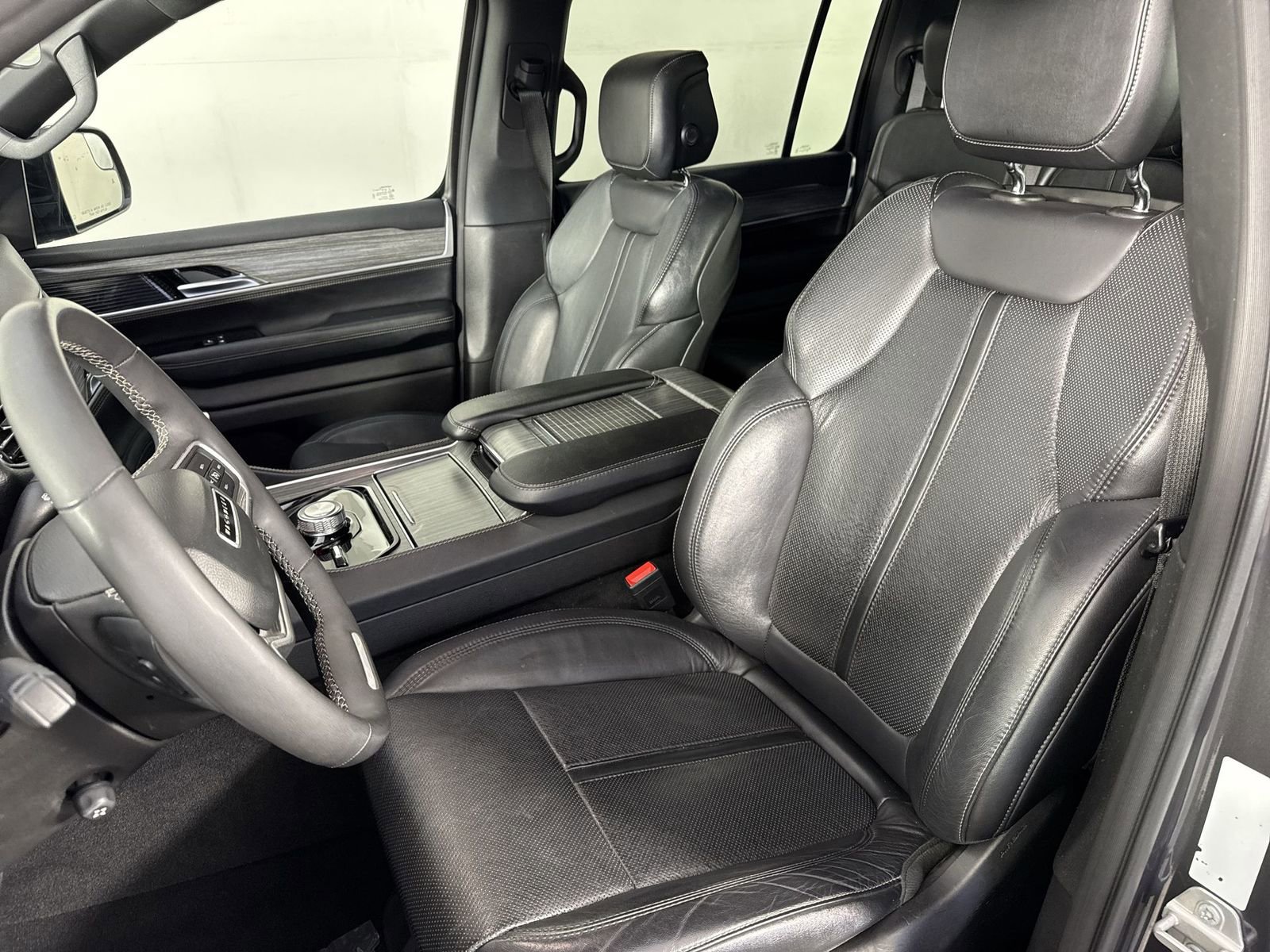 Used 2024 Jeep Wagoneer Series II w/ Flexible Seating Group image 18