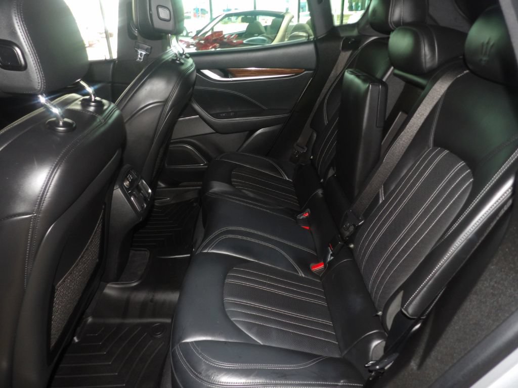 Used 2018 Maserati Levante GranLusso AWD/4WD image 11