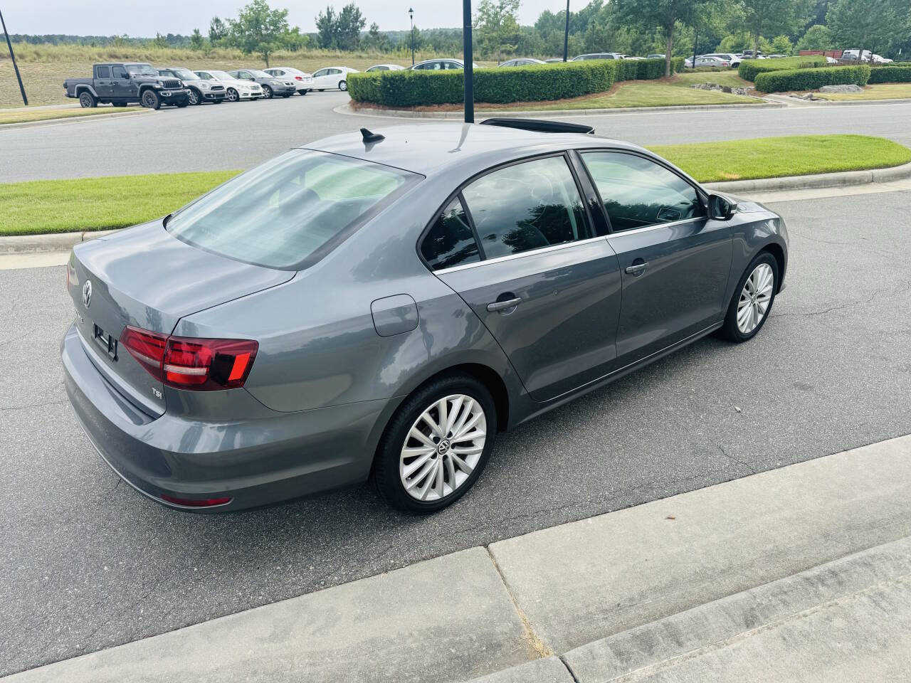 Used 2016 Volkswagen Jetta SEL w/ Lighting Package FWD image 4