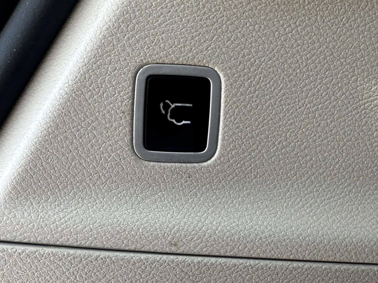 Used 2022 Chrysler Voyager LX FWD image 17
