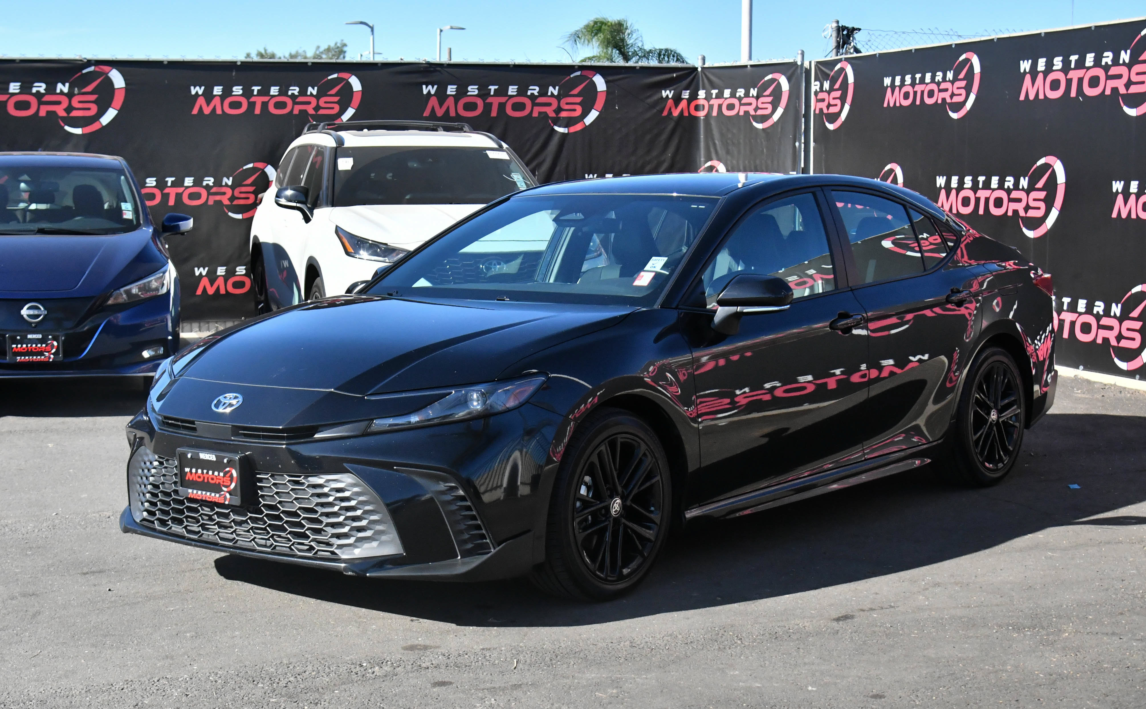 Used 2025 Toyota Camry SE FWD image 3