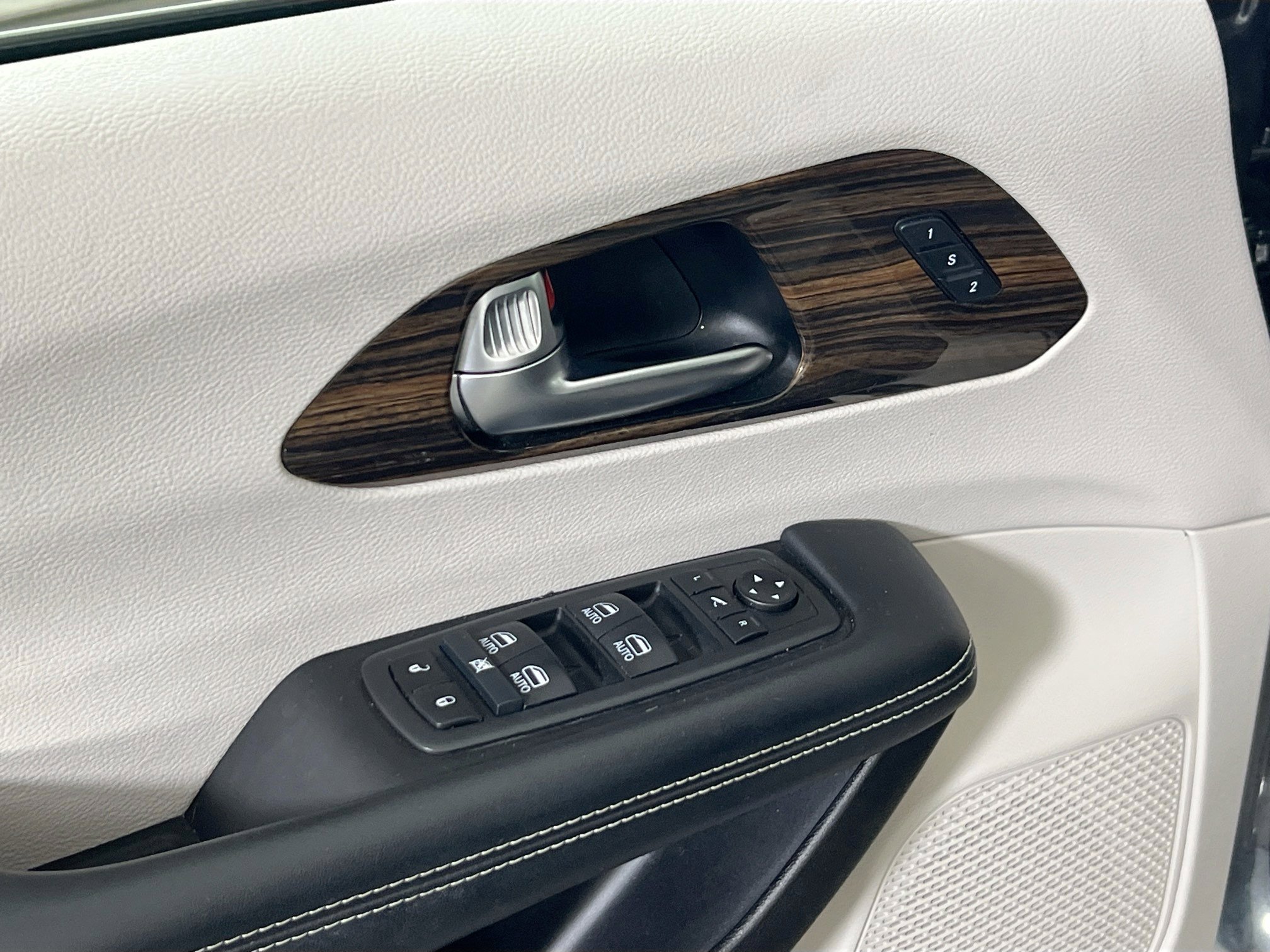 Used 2021 Chrysler Pacifica Limited w/ Uconnect Theater Family Group image 18