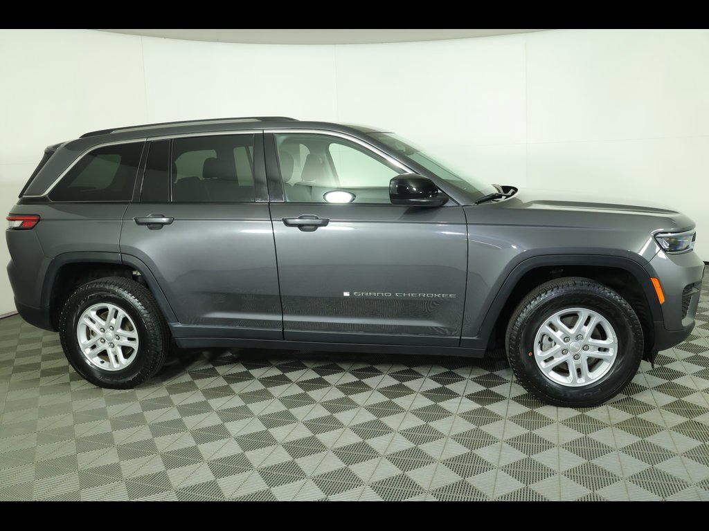 Used 2023 Jeep Grand Cherokee Laredo image 5