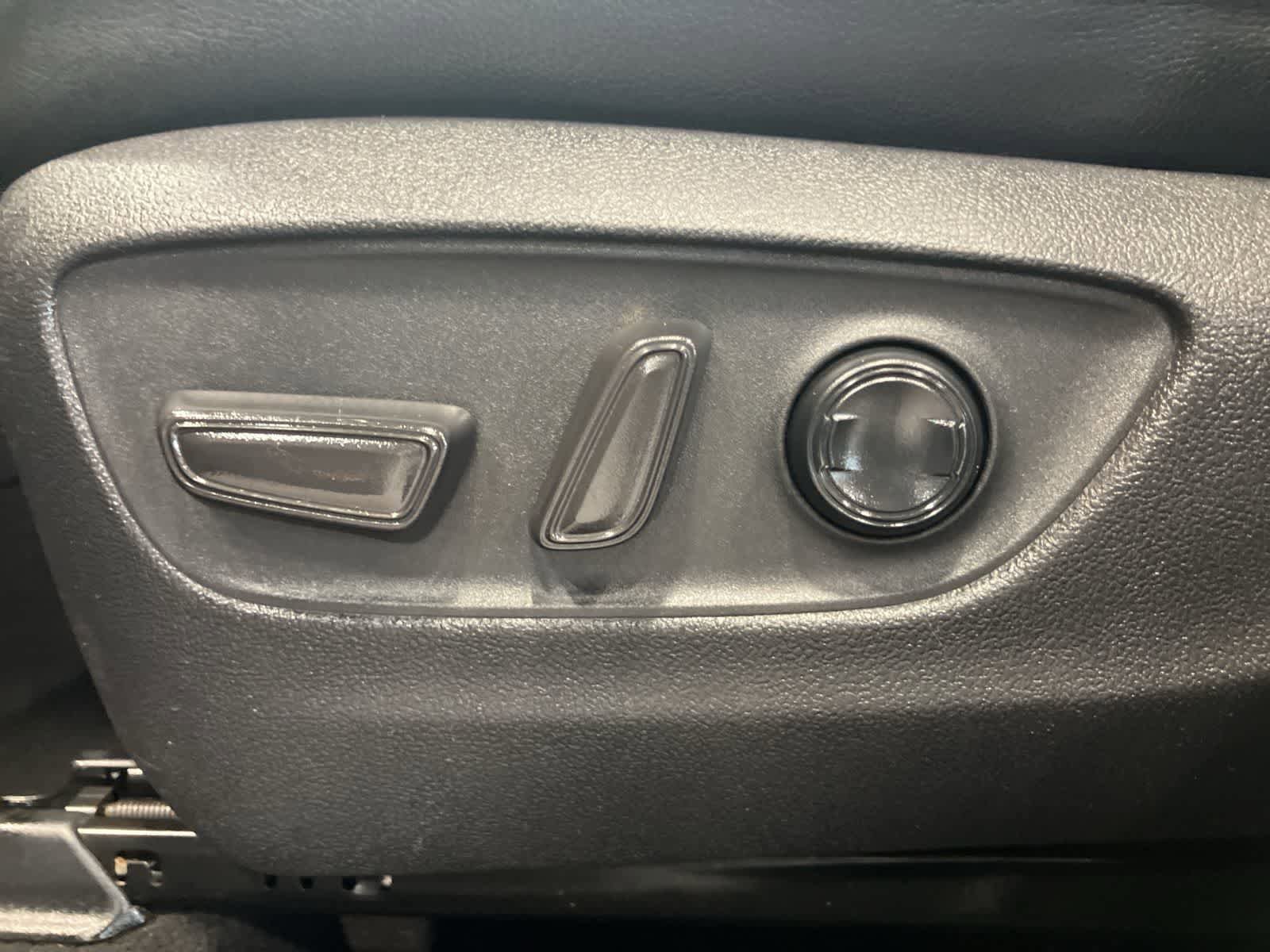 Used 2020 Toyota Highlander XLE AWD/4WD image 13