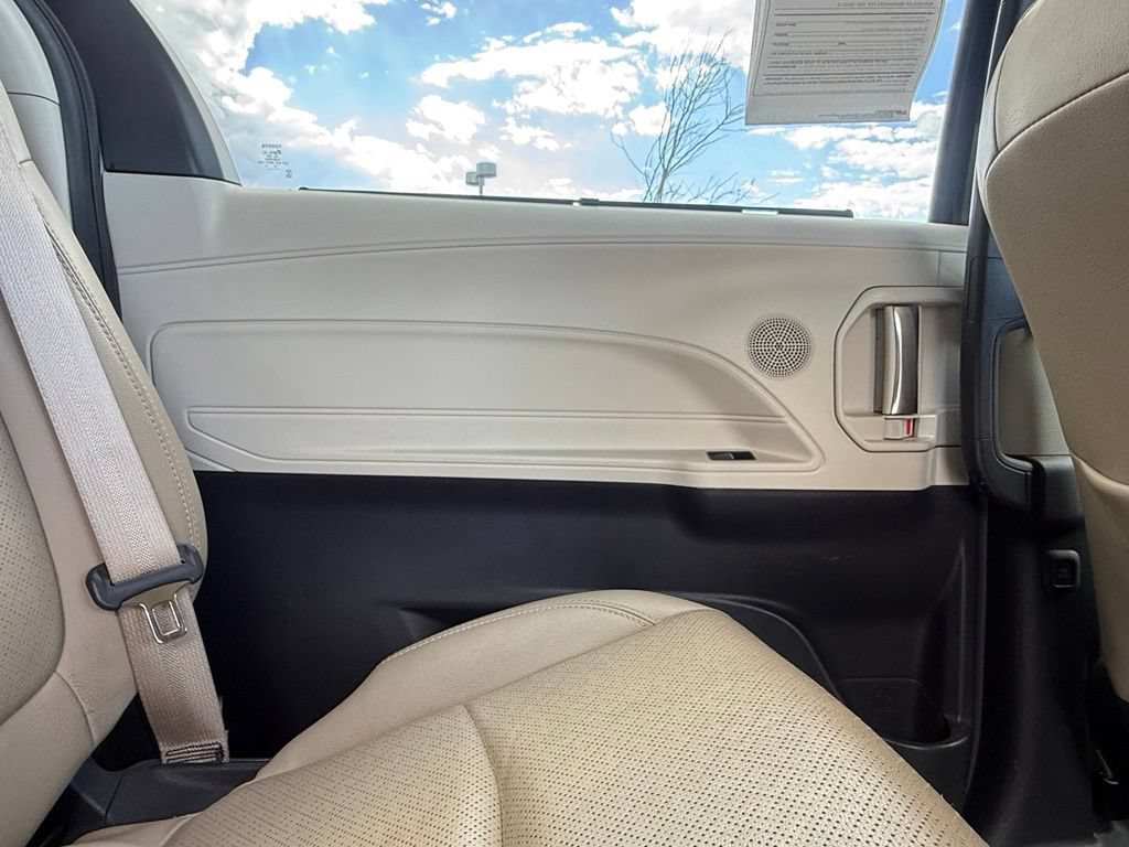 Used 2022 Toyota Sienna Limited AWD/4WD image 21