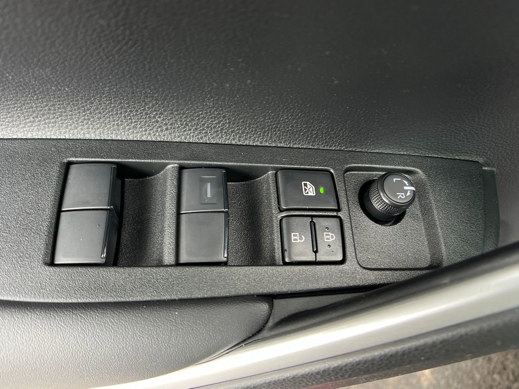 Used 2026 Toyota Corolla Cross L image 12