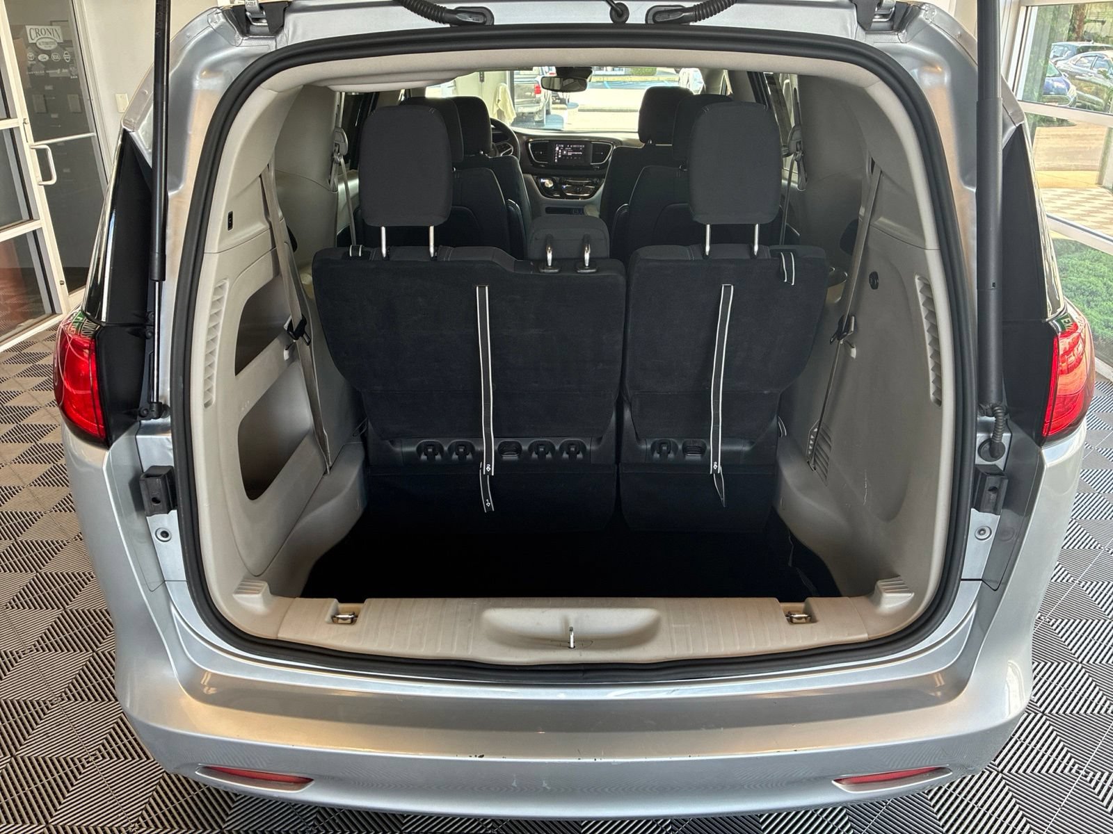 Used 2023 Chrysler Voyager LX FWD image 11