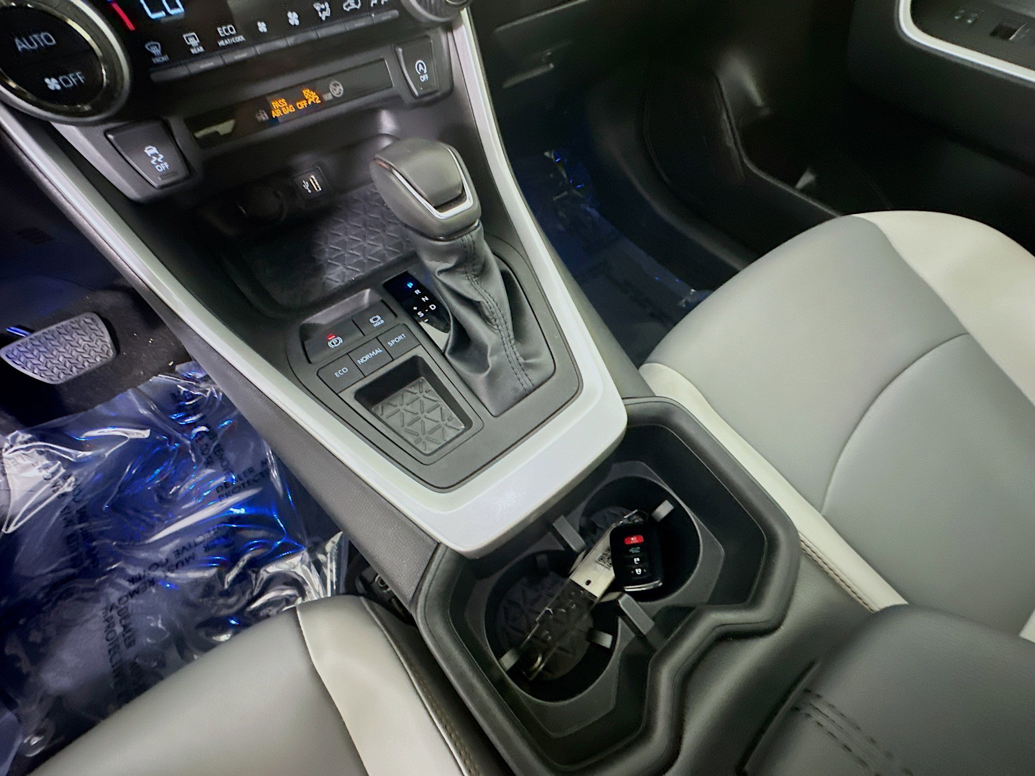 Used 2023 Toyota RAV4 XLE Premium image 22