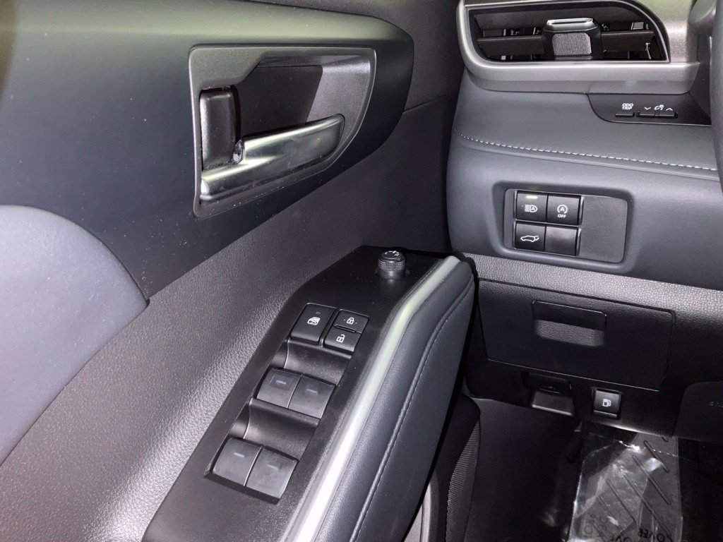 Used 2025 Toyota Highlander XLE FWD image 23