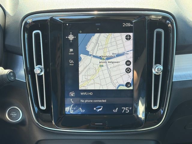 Used 2021 Volvo XC40 T4 Momentum image 29