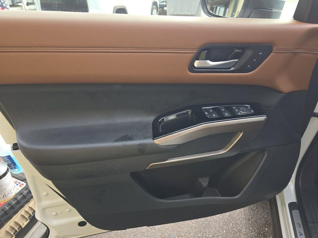 Used 2025 Nissan Pathfinder Platinum FWD image 8