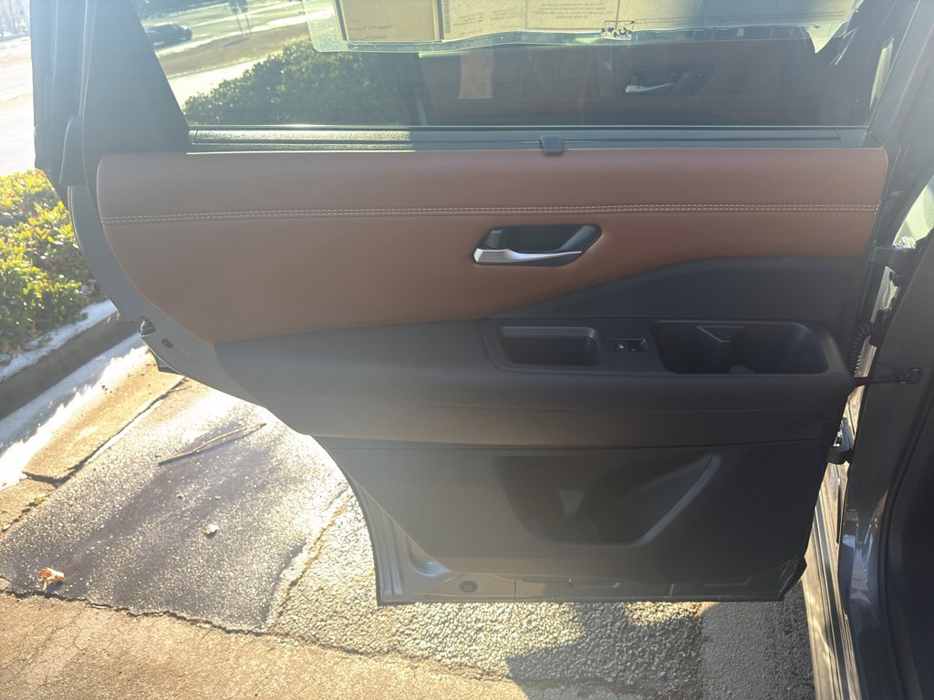 New 2026 Nissan Pathfinder Platinum image 32