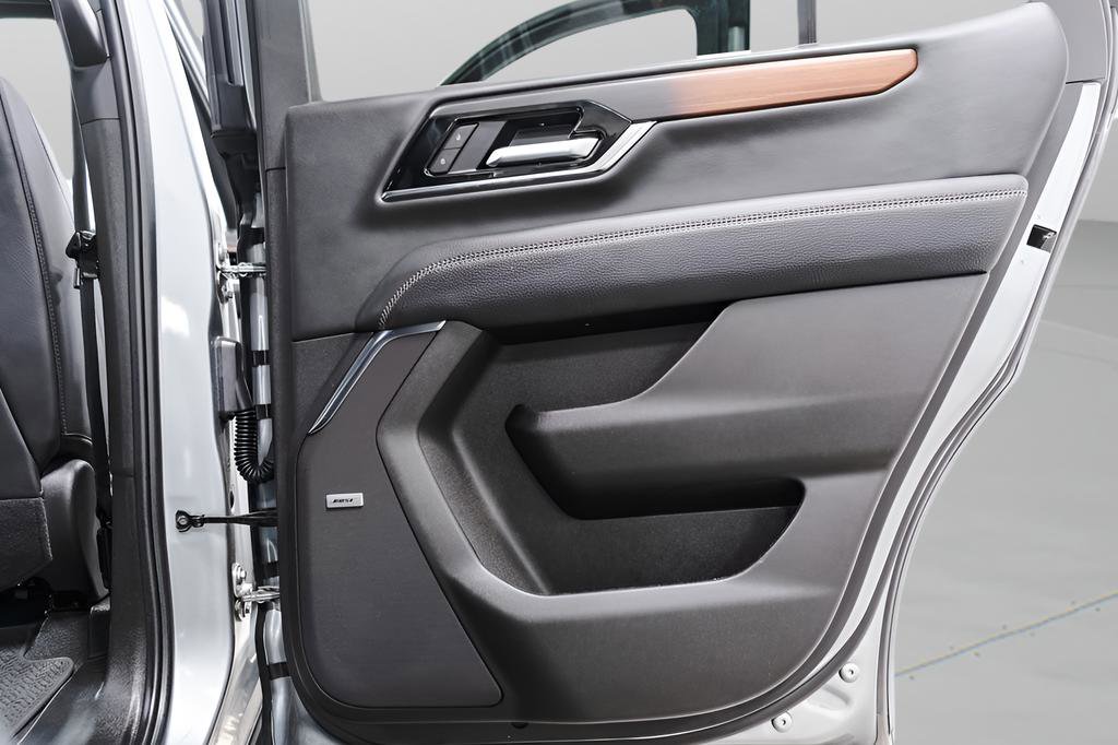 Used 2025 GMC Yukon Denali image 31