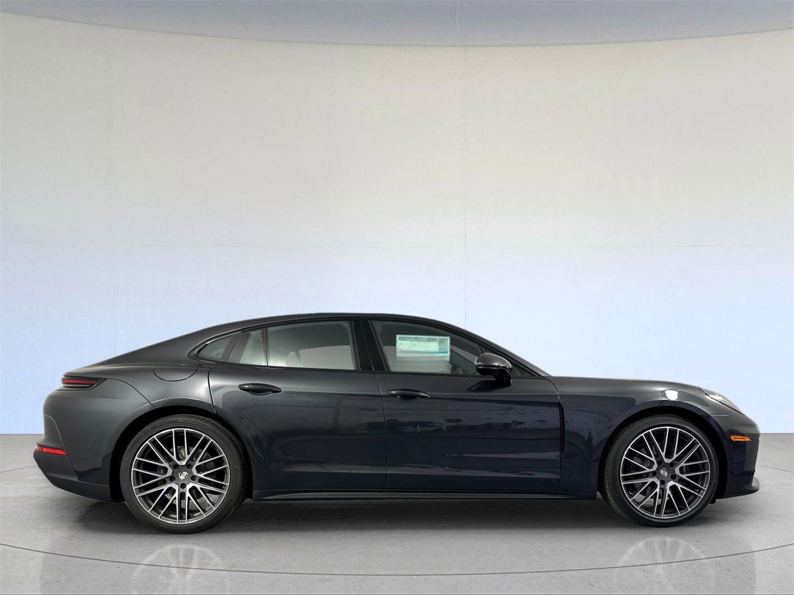 Used 2025 Porsche Panamera image 9