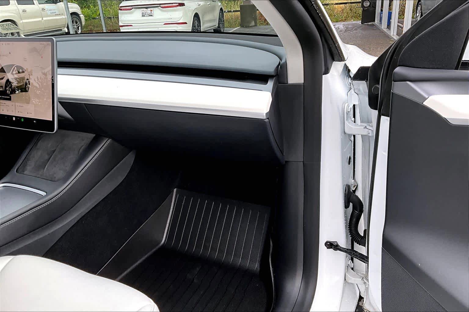 Used 2022 Tesla Model Y Long Range image 18