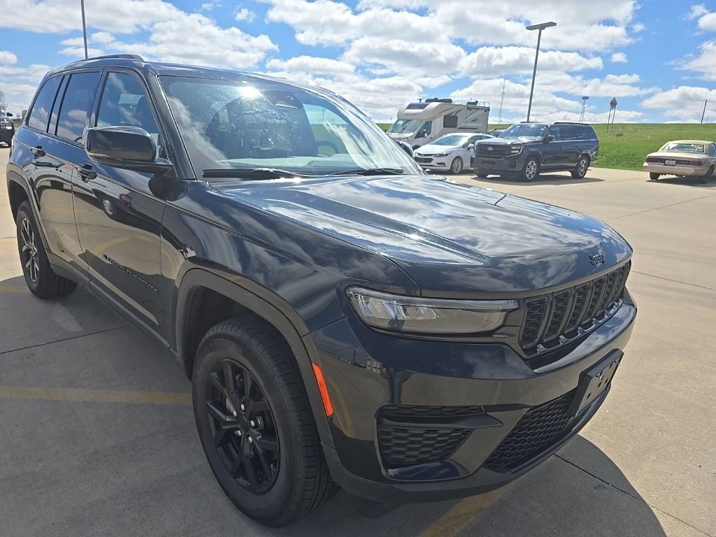 Used 2025 Jeep Grand Cherokee Altitude AWD/4WD image 4