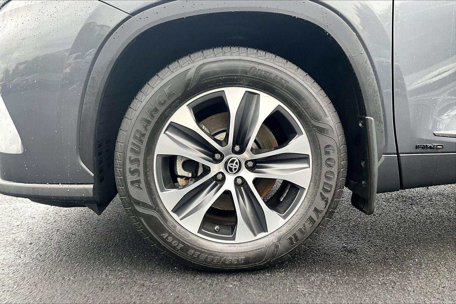 Used 2021 Toyota Highlander XLE AWD/4WD image 9