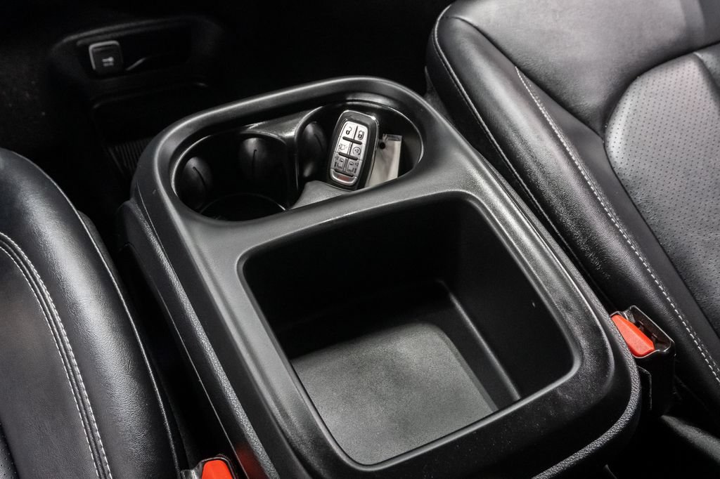 Certified 2025 Chrysler Pacifica Select FWD image 23