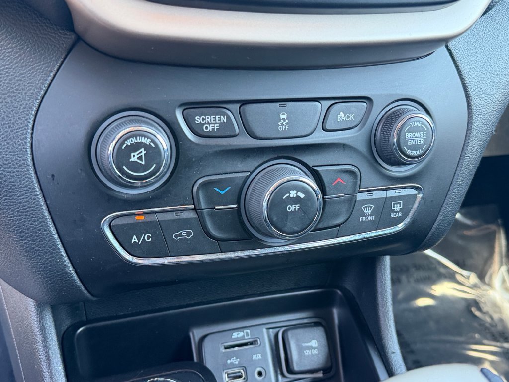 Used 2016 Jeep Cherokee Latitude w/ Cold Weather Group AWD/4WD image 22