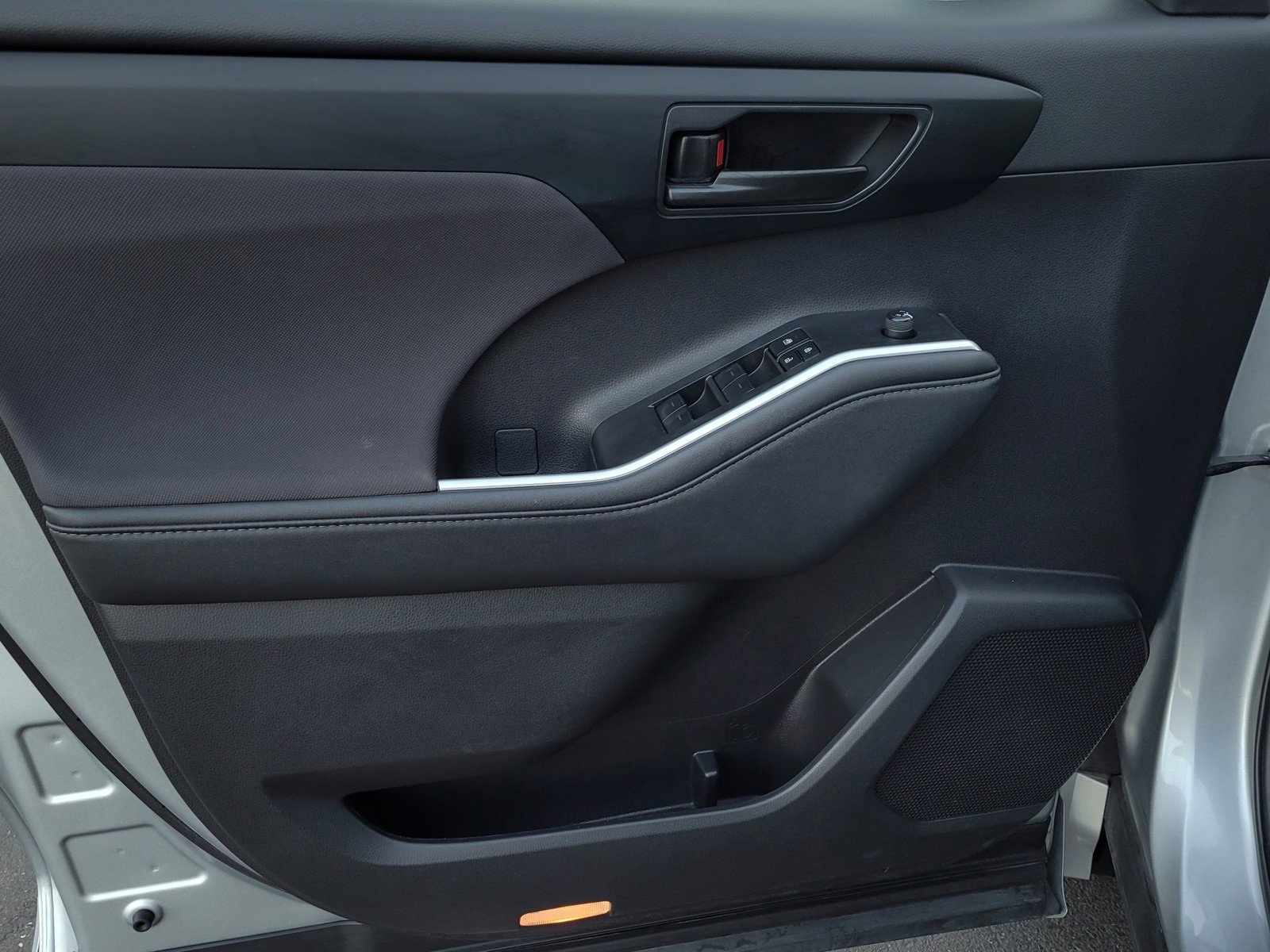 Certified 2024 Toyota Highlander LE image 9