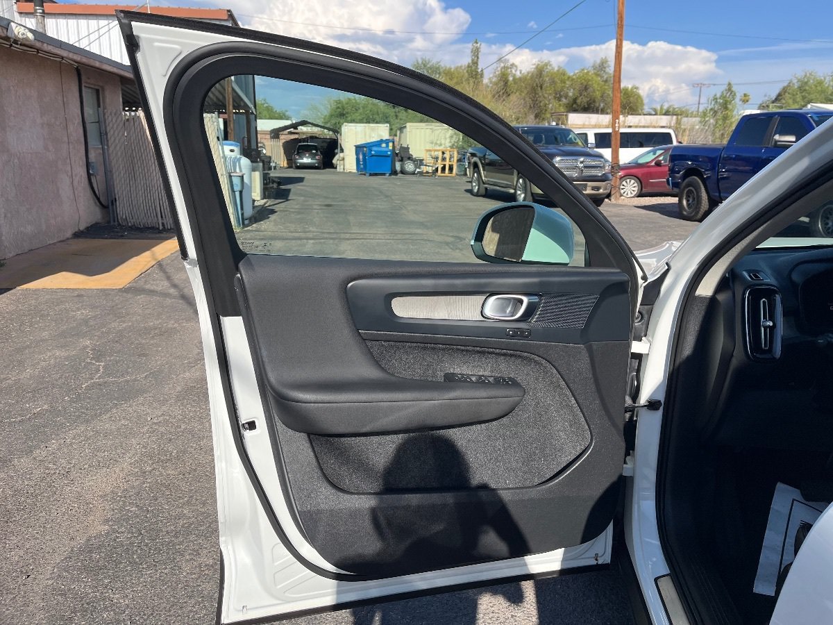 Used 2023 Volvo XC40 B5 Plus AWD/4WD image 28