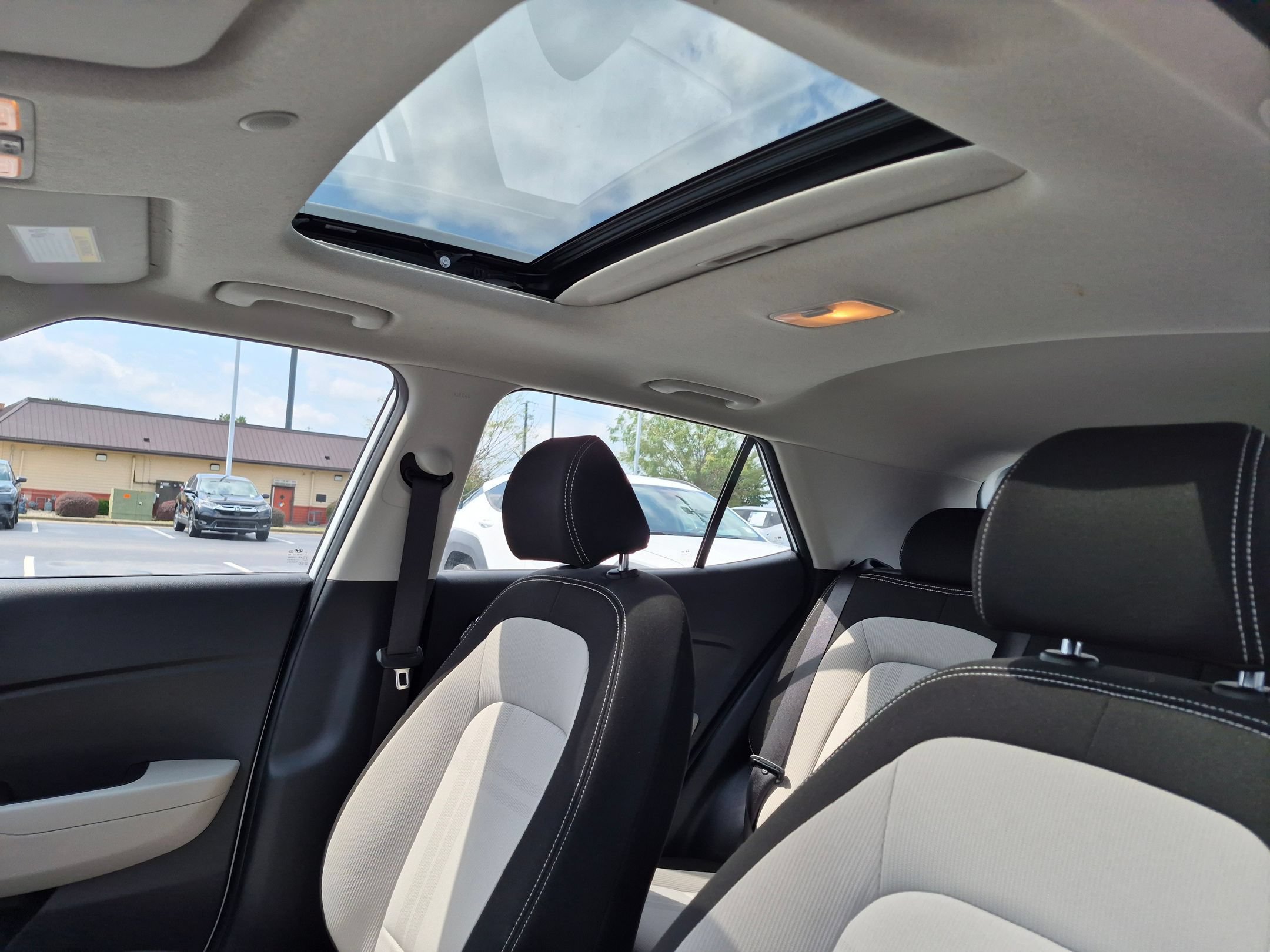 Used 2025 Hyundai Venue SEL FWD image 16