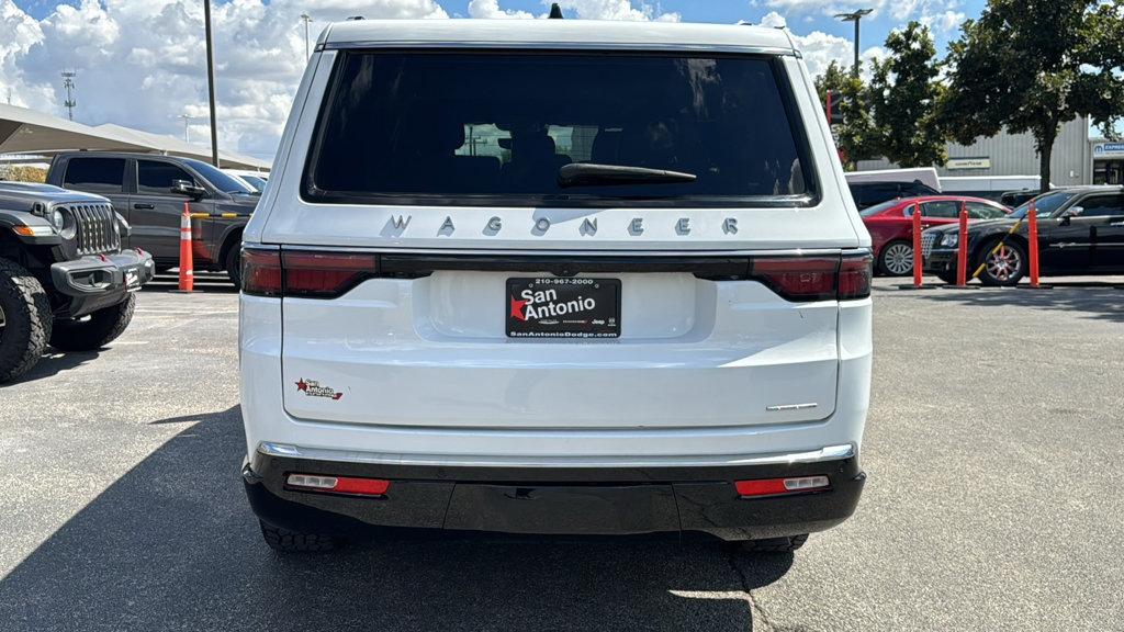Used 2024 Jeep Wagoneer L Series II RWD image 6