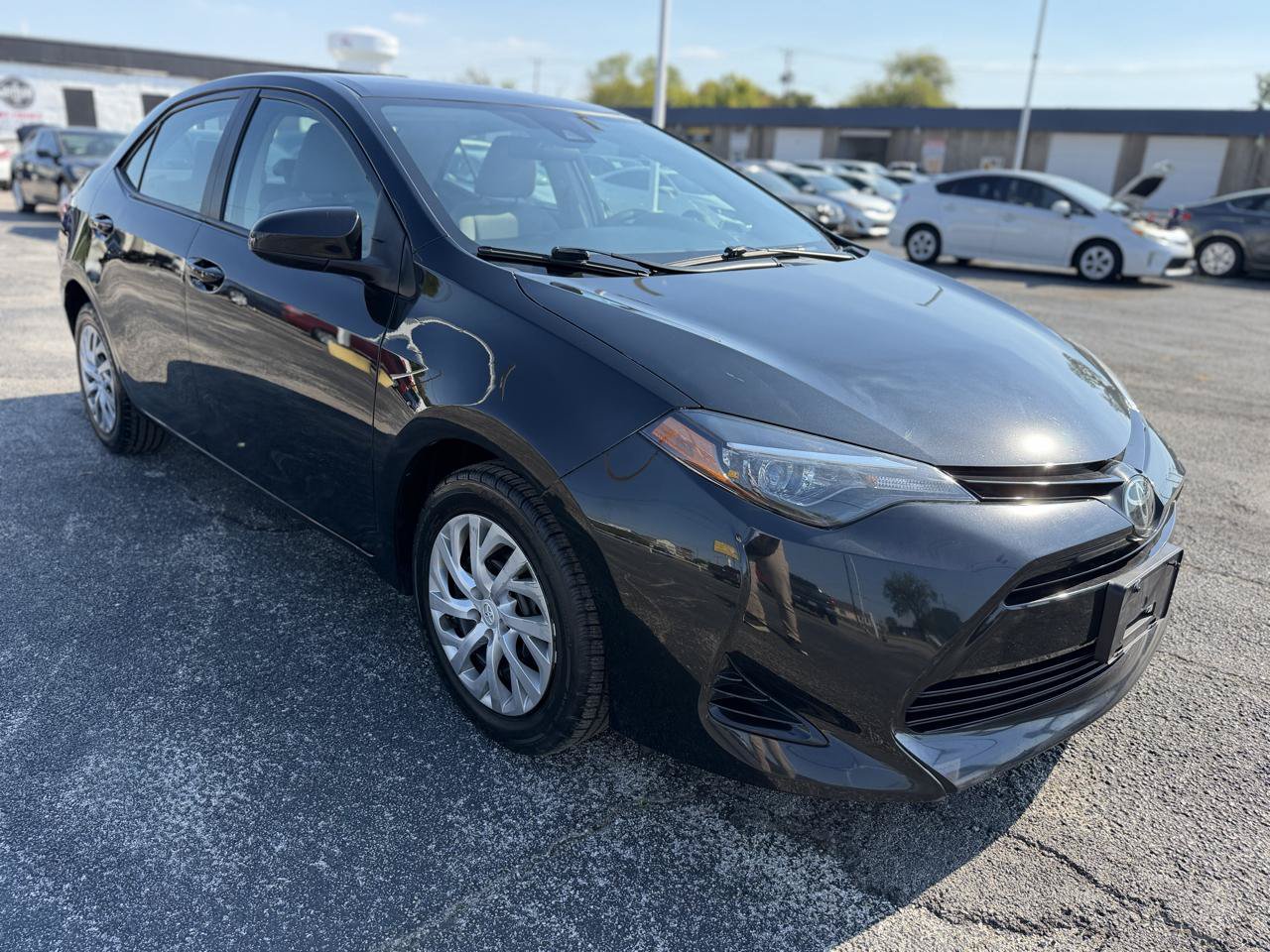 Used 2018 Toyota Corolla LE FWD image 3