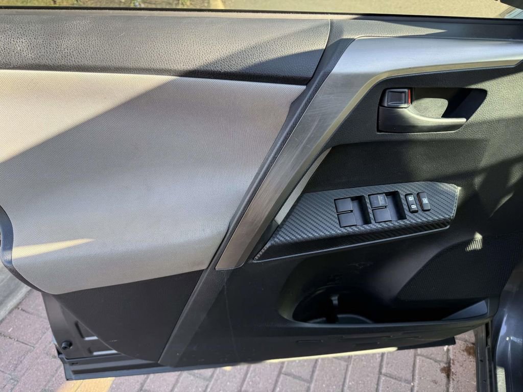 Used 2015 Toyota RAV4 LE image 8