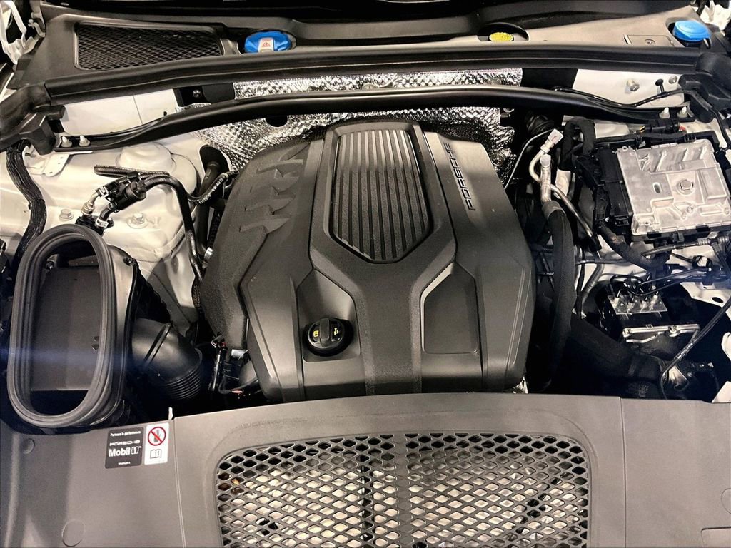 Used 2025 Porsche Macan AWD/4WD image 34