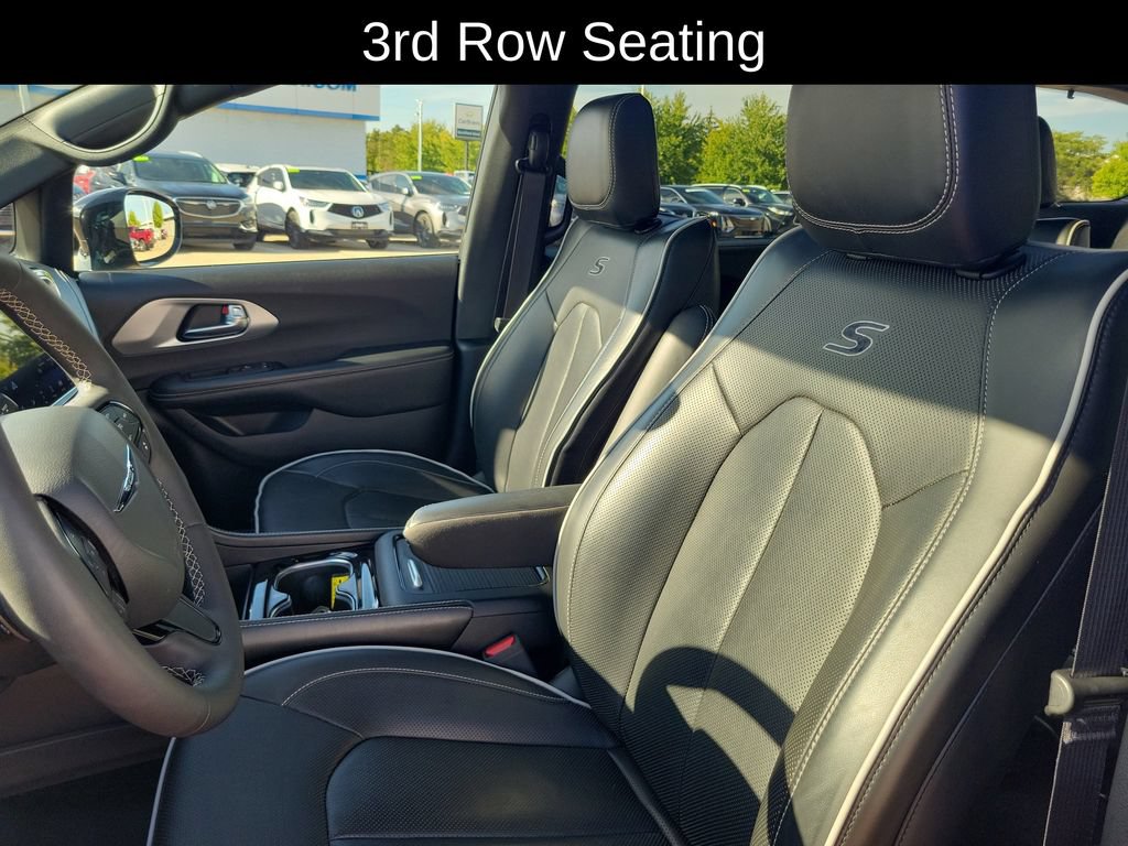 Used 2025 Chrysler Pacifica Limited FWD image 6