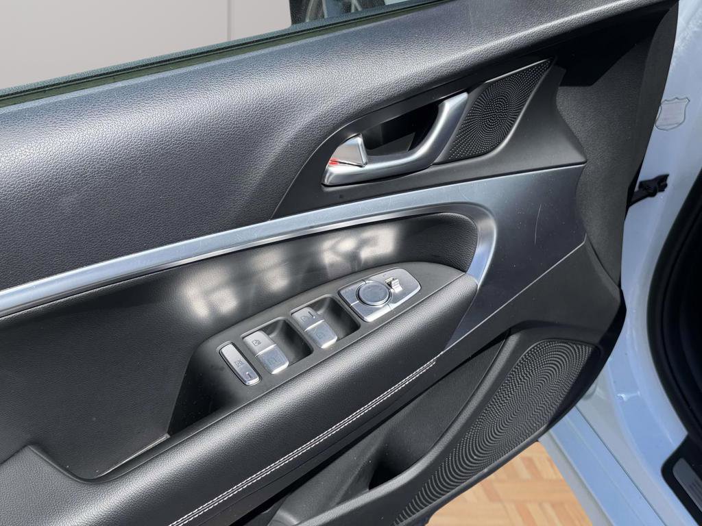 Used 2025 Genesis G70 2.5T image 17