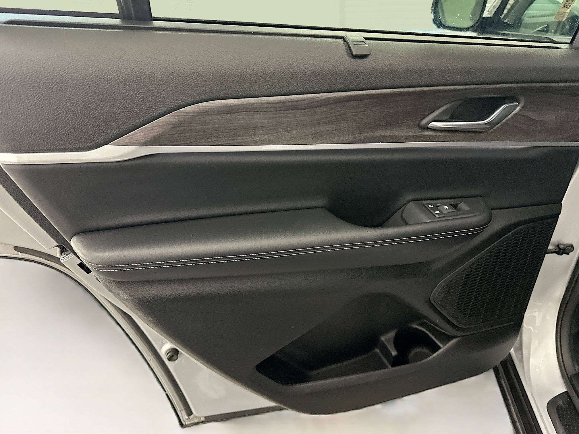 Used 2024 Jeep Grand Cherokee L Limited w/ Luxury Tech Group II image 28