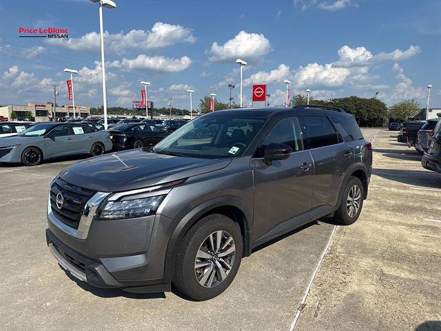 Used 2025 Nissan Pathfinder SL FWD image 3
