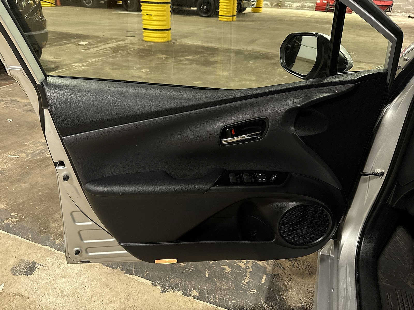 Used 2022 Toyota Prius LE AWD/4WD image 28