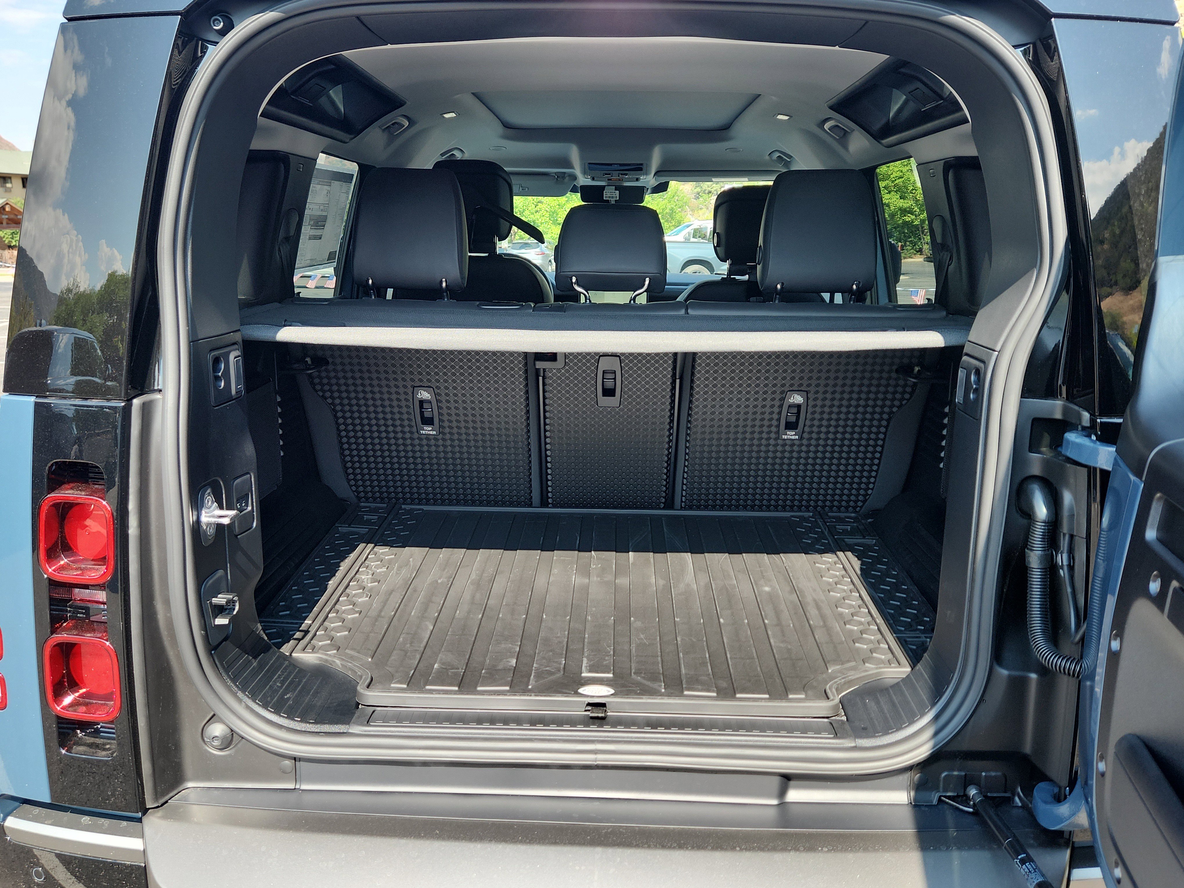 New 2025 Land Rover Defender 110 X-Dynamic SE image 15